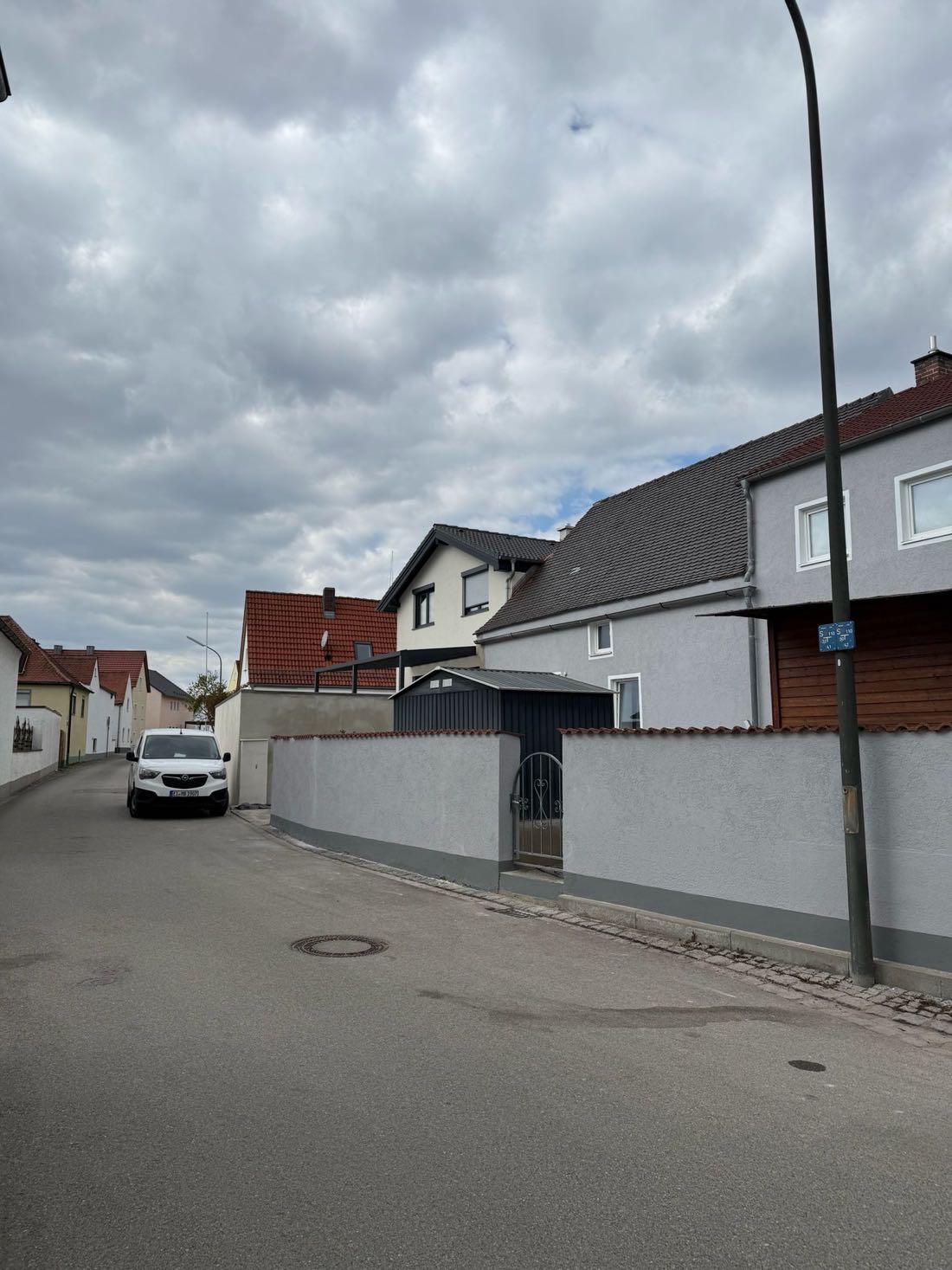 Straßenansicht eines Altbaus nach dem Fassadenanstrich in Hellgrau