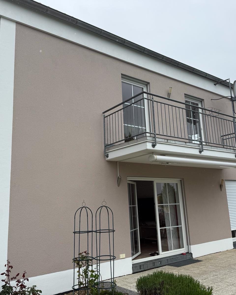 Dasselbe Wohnhaus nach dem Neuanstrich in warmem Greige