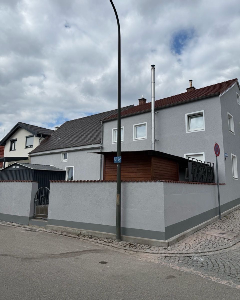 Fassade nach Ausbesserung und Neuanstrich in hellem Grau