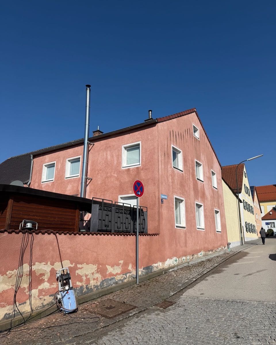 Verwitterter Altanstrich in Altrosa